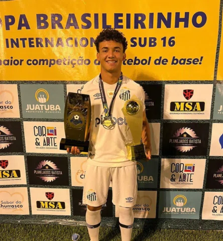 Feliz pelo título e feliz pelo troféu de craque da competição, lembrando que sem