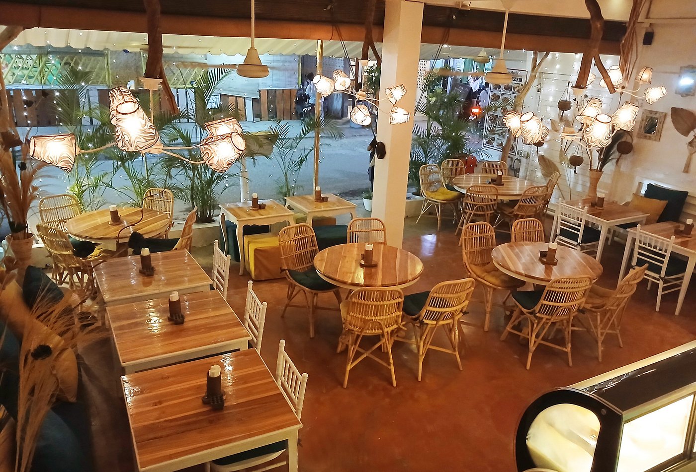 Intérieur du restaurant 2 Vue de la salle du restaurant