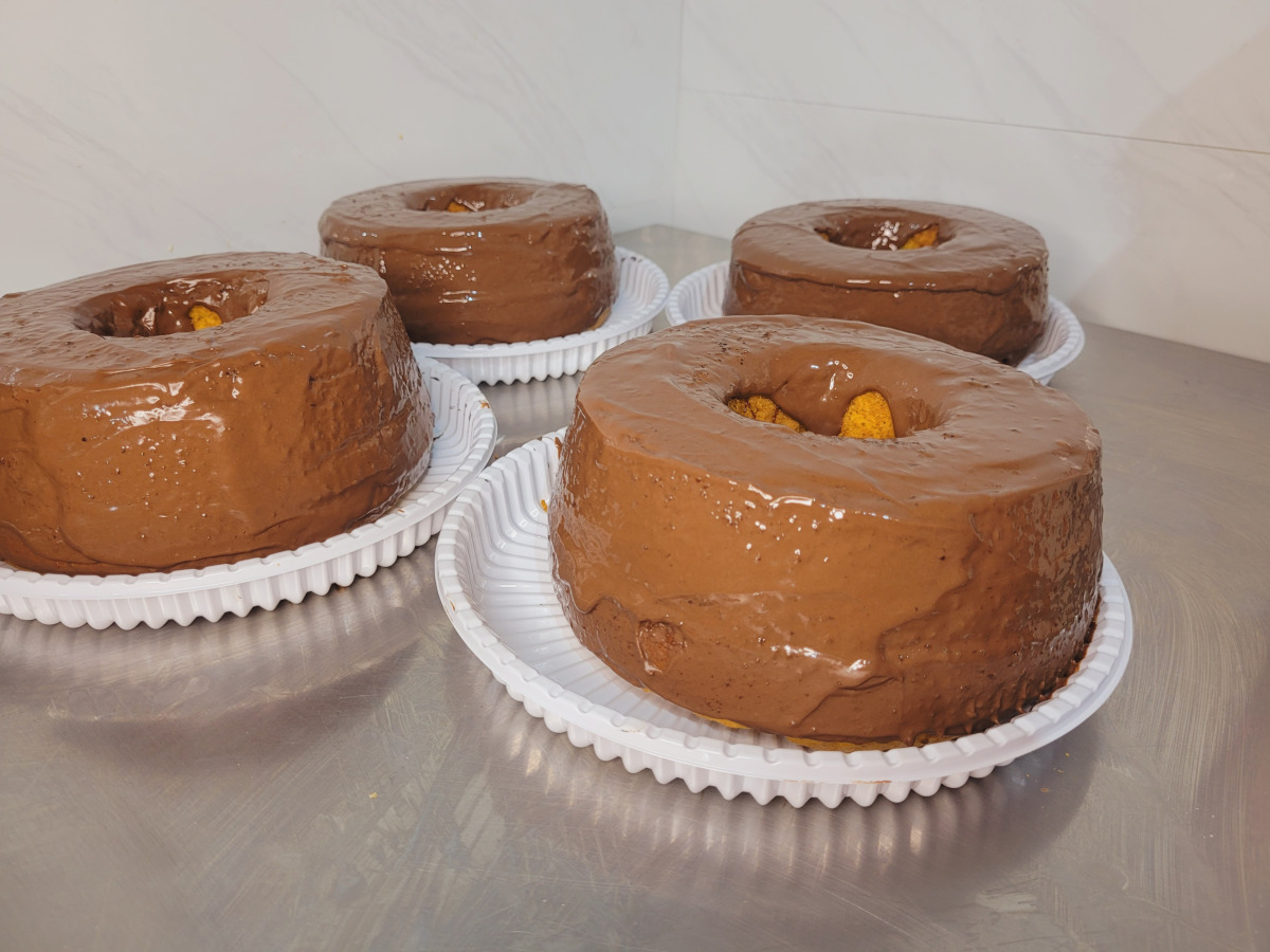 Bolo de cenoura artesanal com chocolate