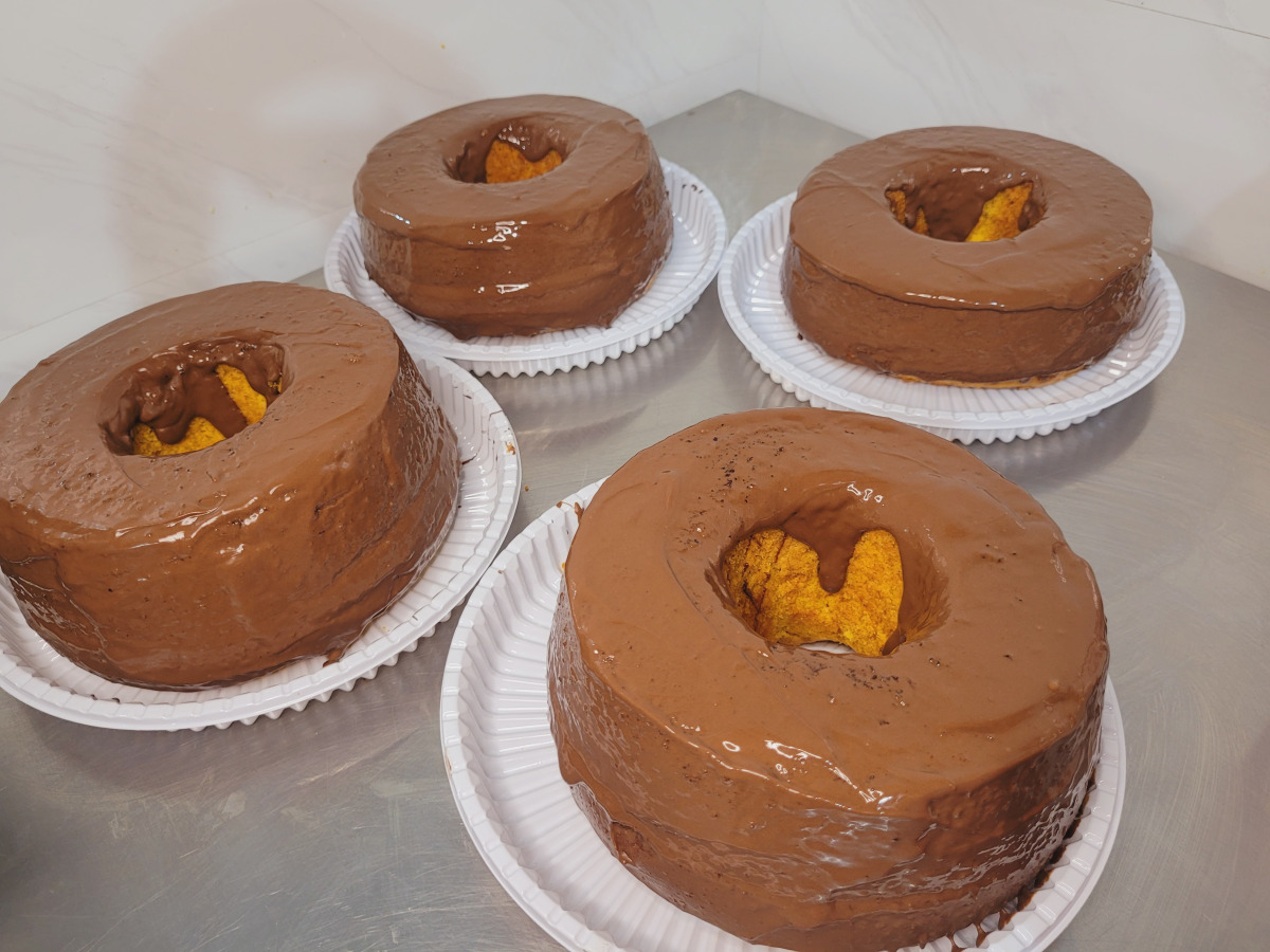 Bolo de cenoura artesanal com chocolate
