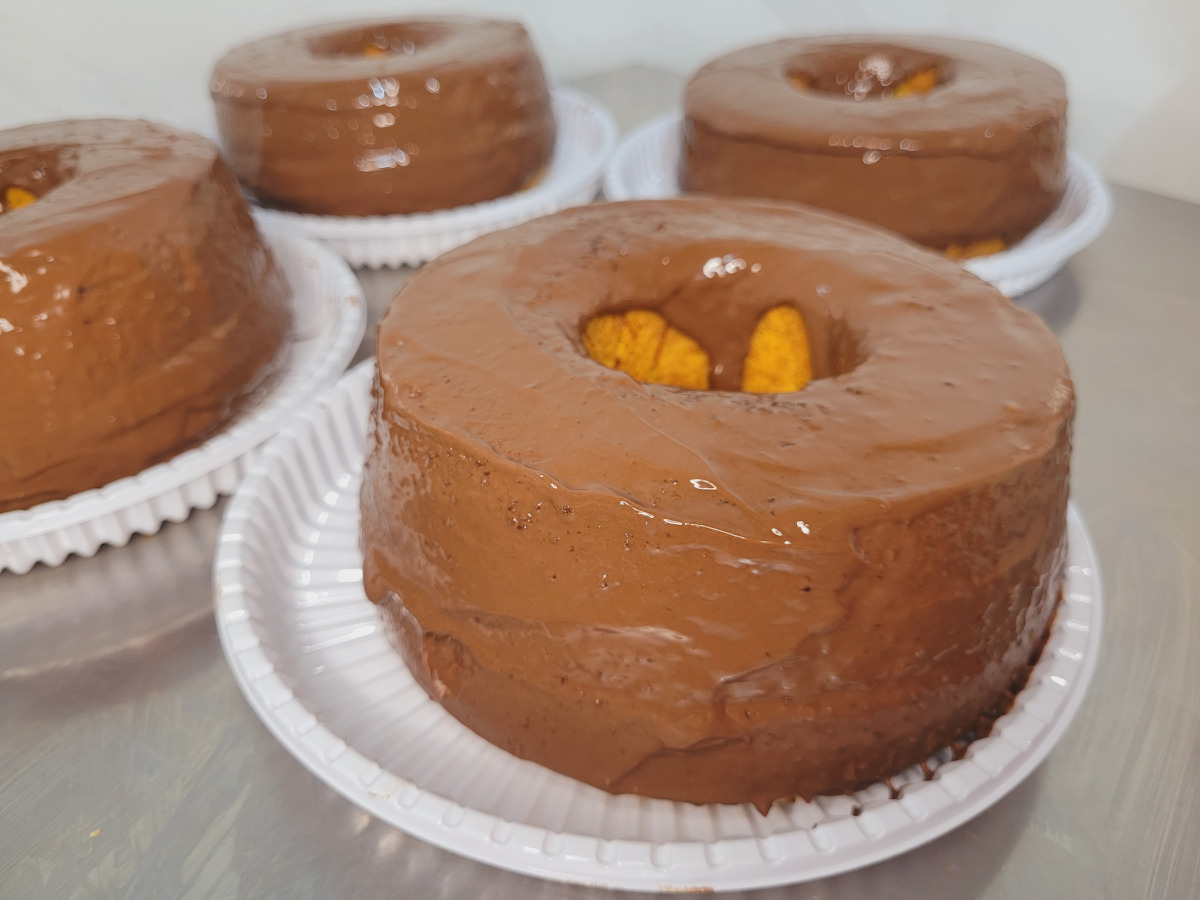 Bolo de cenoura artesanal com chocolate