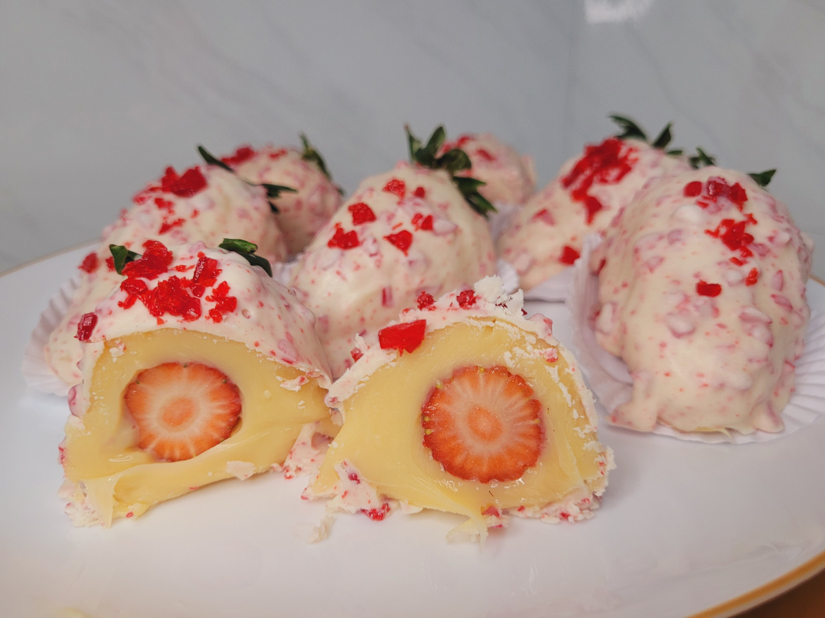 Bombom de morango cravejado