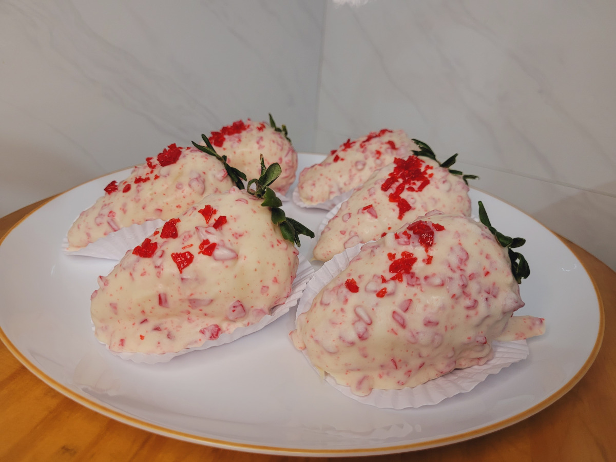 Bombom de morango cravejado