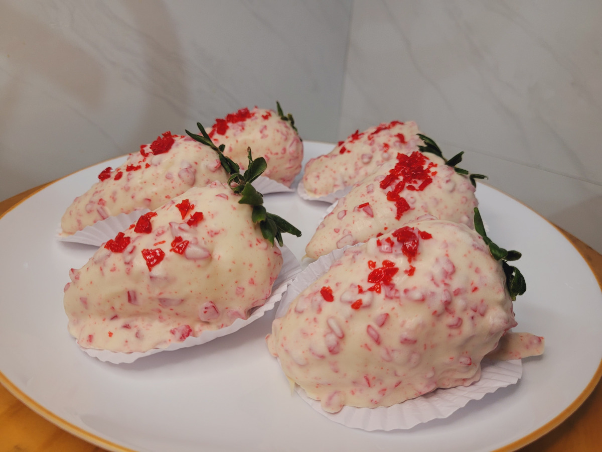 Bombom de morango cravejado