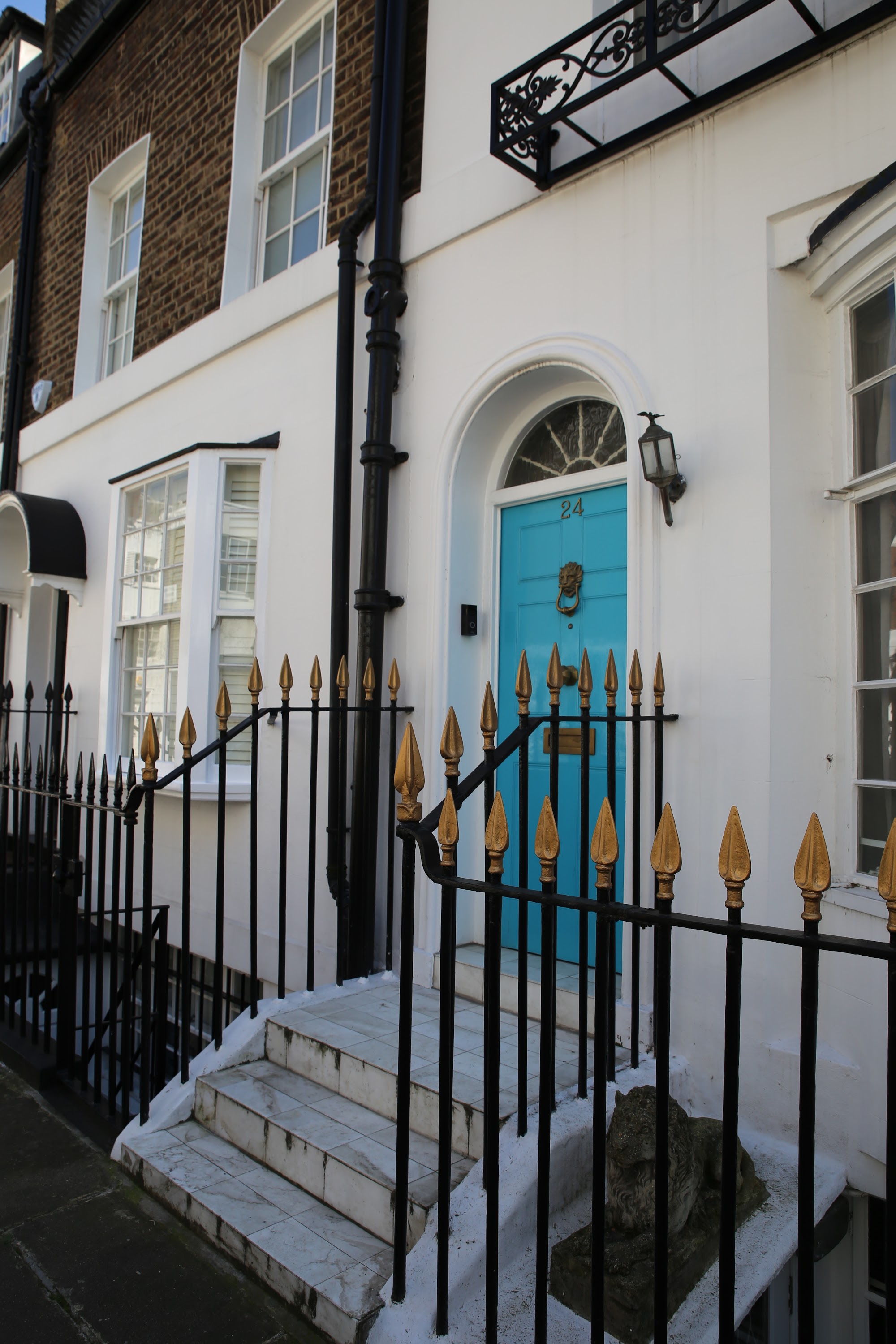 London Mews Cobblestone Lane