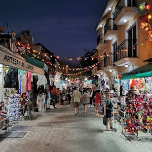 DowntownIslaMujeres.jpg