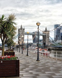 TowerBridgeSurroundings.jpg