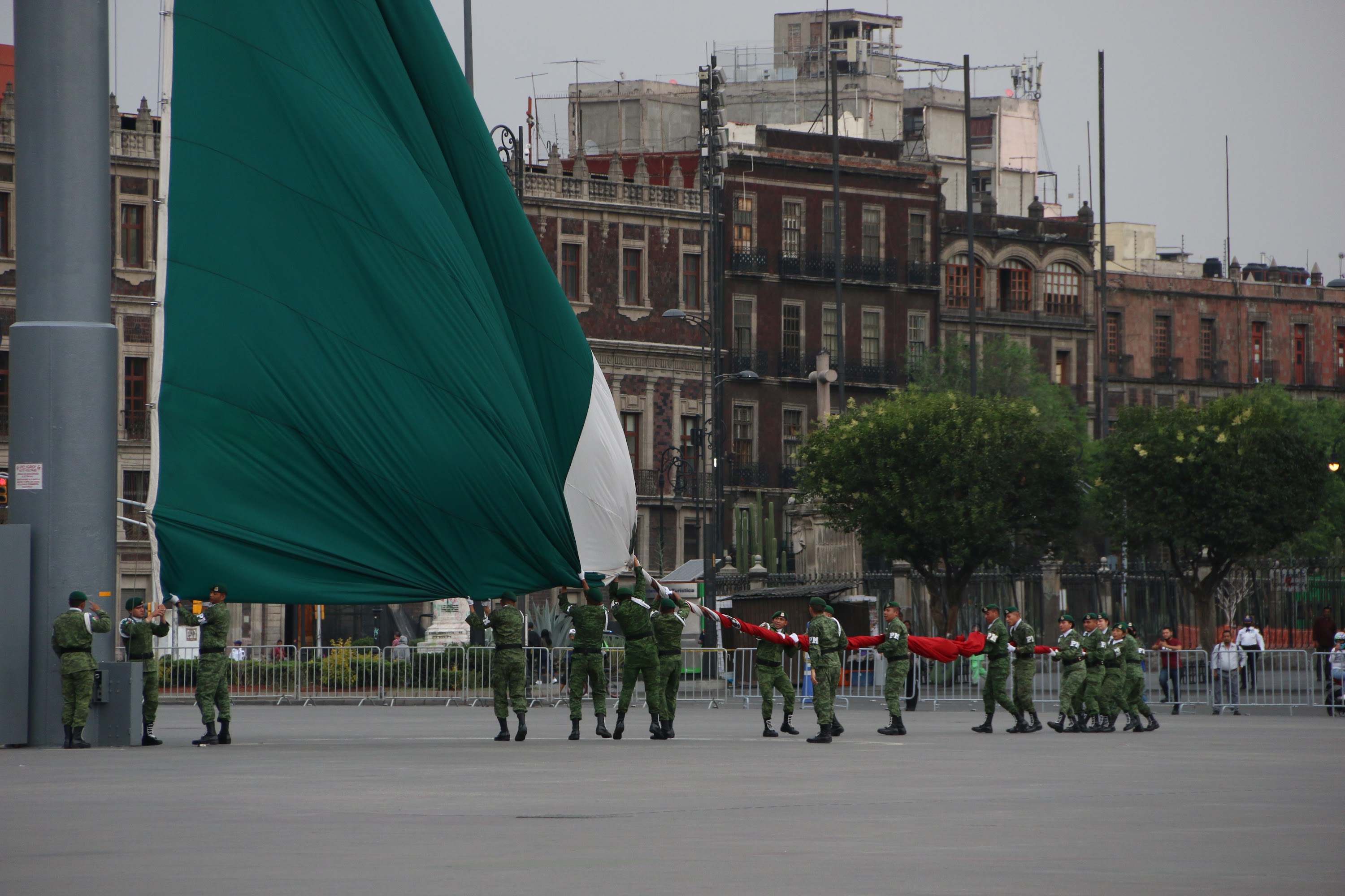 Free WiFi Sign on Street Pole – Mexico City Zócalo