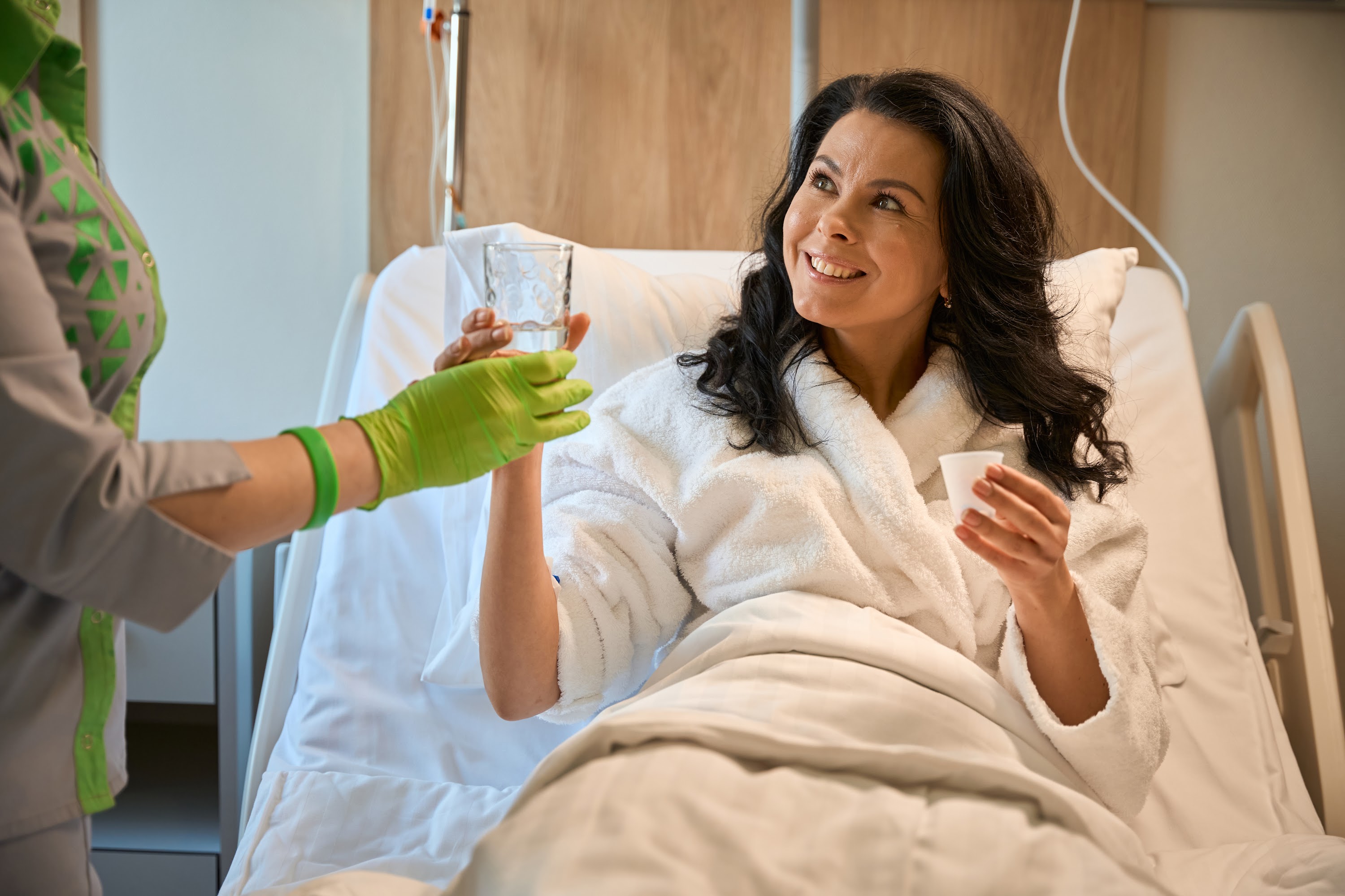 nurse-gives-the-patient-a-glass-of-water-2024-07-10-02-20-01-utc.jpg