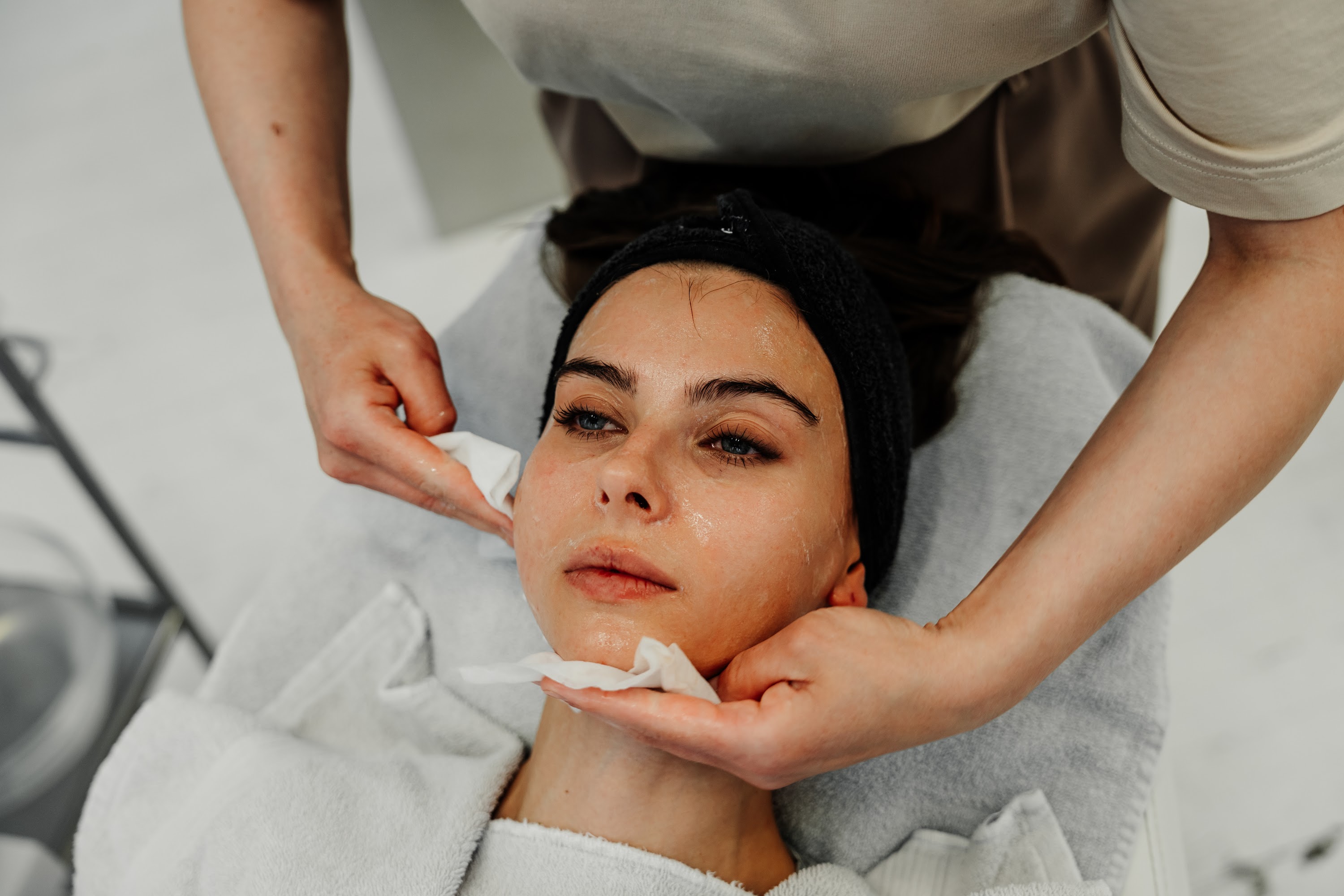 a-young-woman-receiving-a-facial-treatment-at-a-sp-2024-08-05-22-51-25-utc.jpg