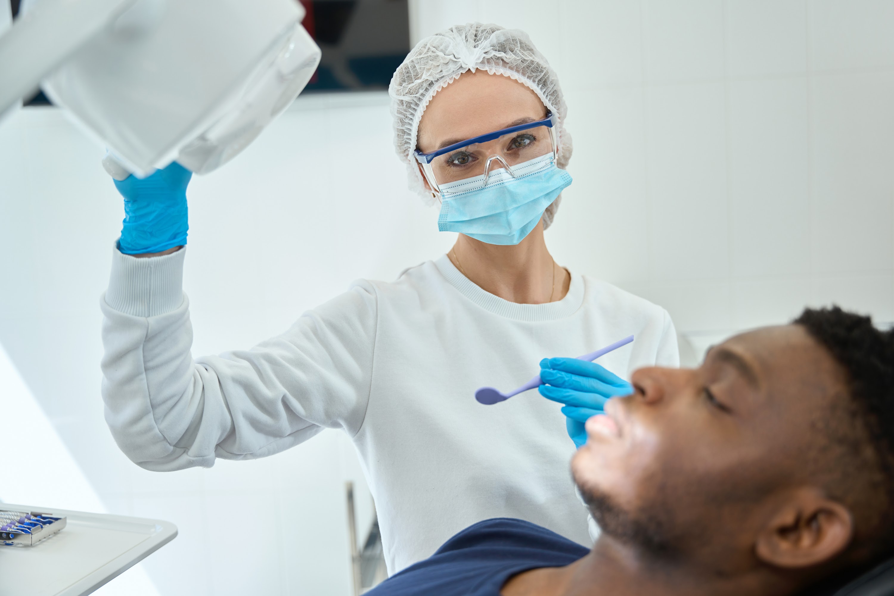 woman-doctor-adjusting-equipment-in-the-dentistry-2023-11-27-05-13-01-utc.jpg