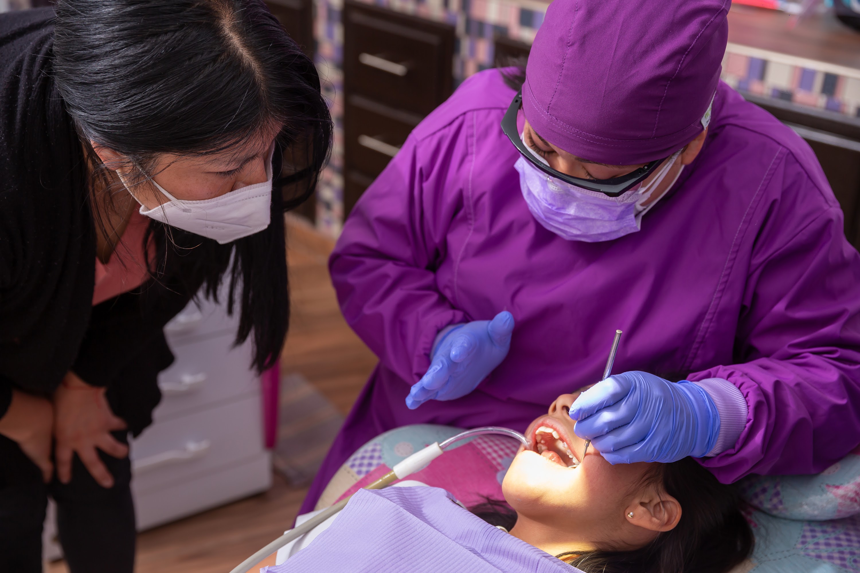 mexican-female-dentist-explaining-the-dental-probl-2023-11-27-05-06-42-utc.jpg