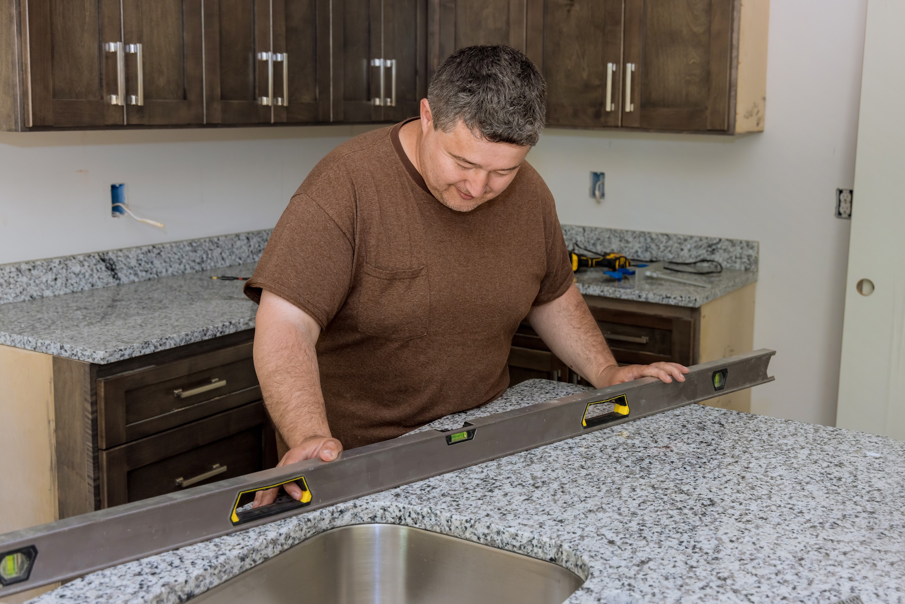 worker-hanging-level-the-leveling-countertop-for-n-2023-11-27-05-25-57-utc.jpg