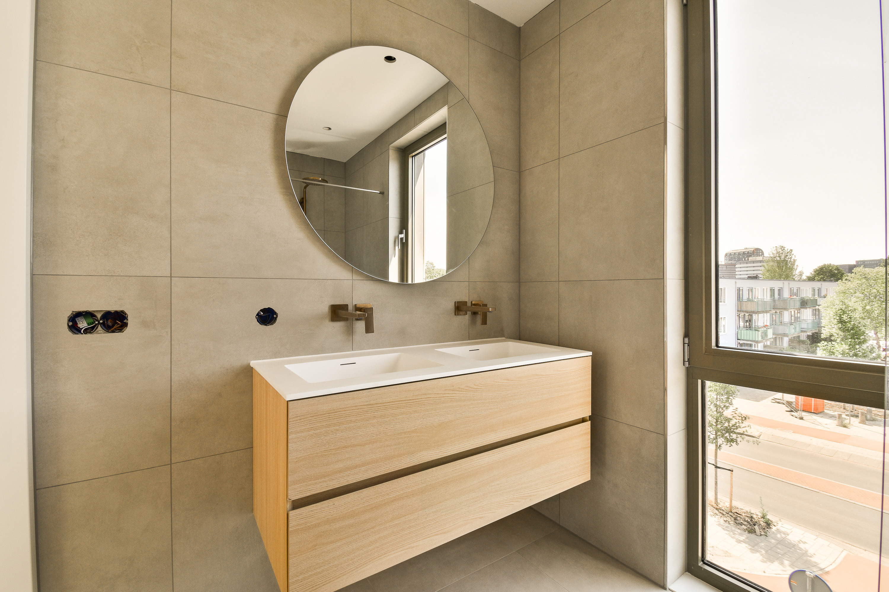 a-bathroom-with-a-sink-and-a-mirror-2023-11-27-05-30-37-utc.jpg