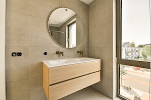 a-bathroom-with-a-sink-and-a-mirror-2023-11-27-05-30-37-utc.jpg