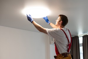 worker-installing-lamp-on-stretch-ceiling-indoors-2024-09-04-00-12-17-utc.jpg