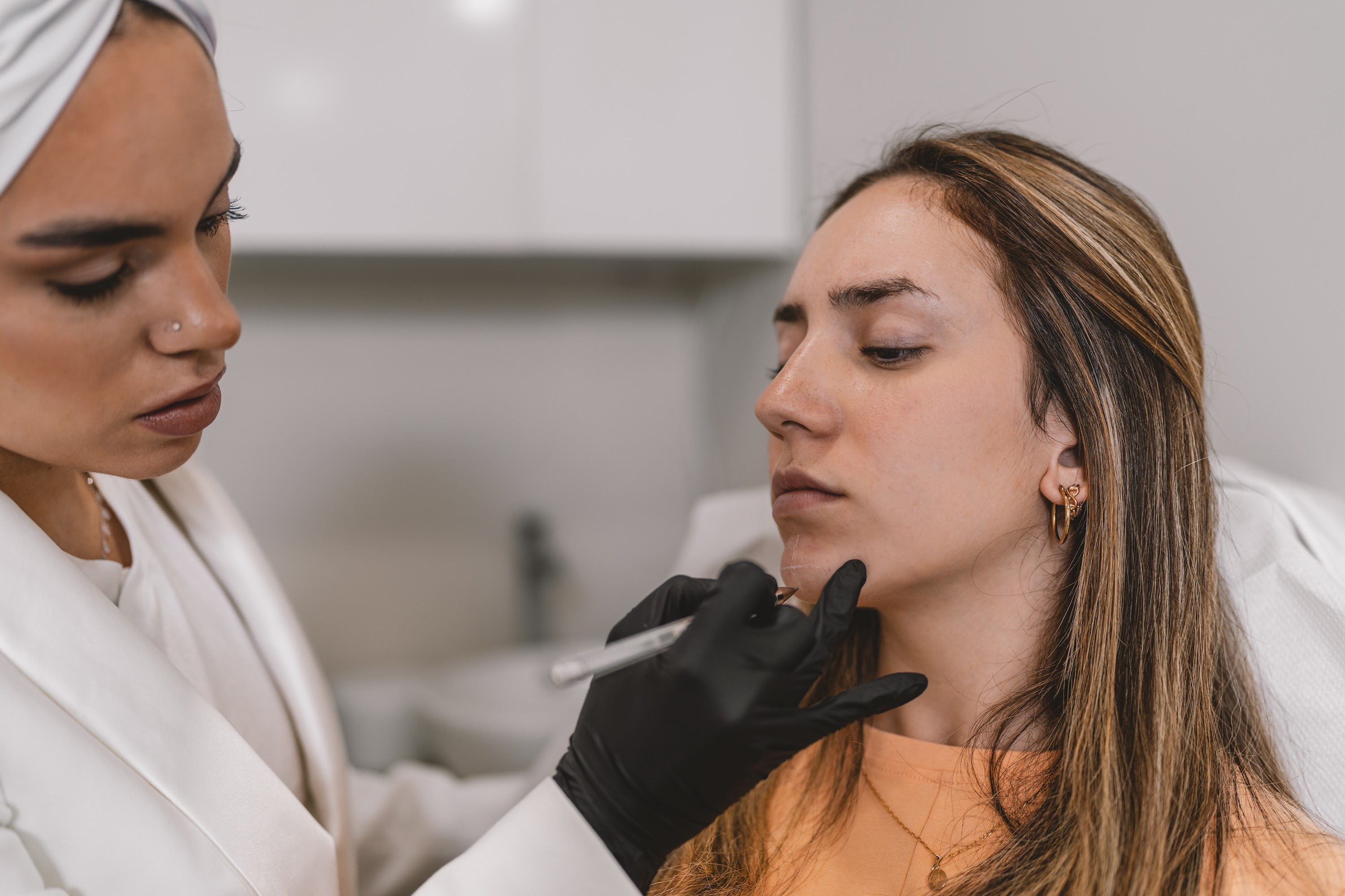 esthetician-marking-the-face-of-a-patient-to-injec-2023-11-27-05-31-55-utc.jpg