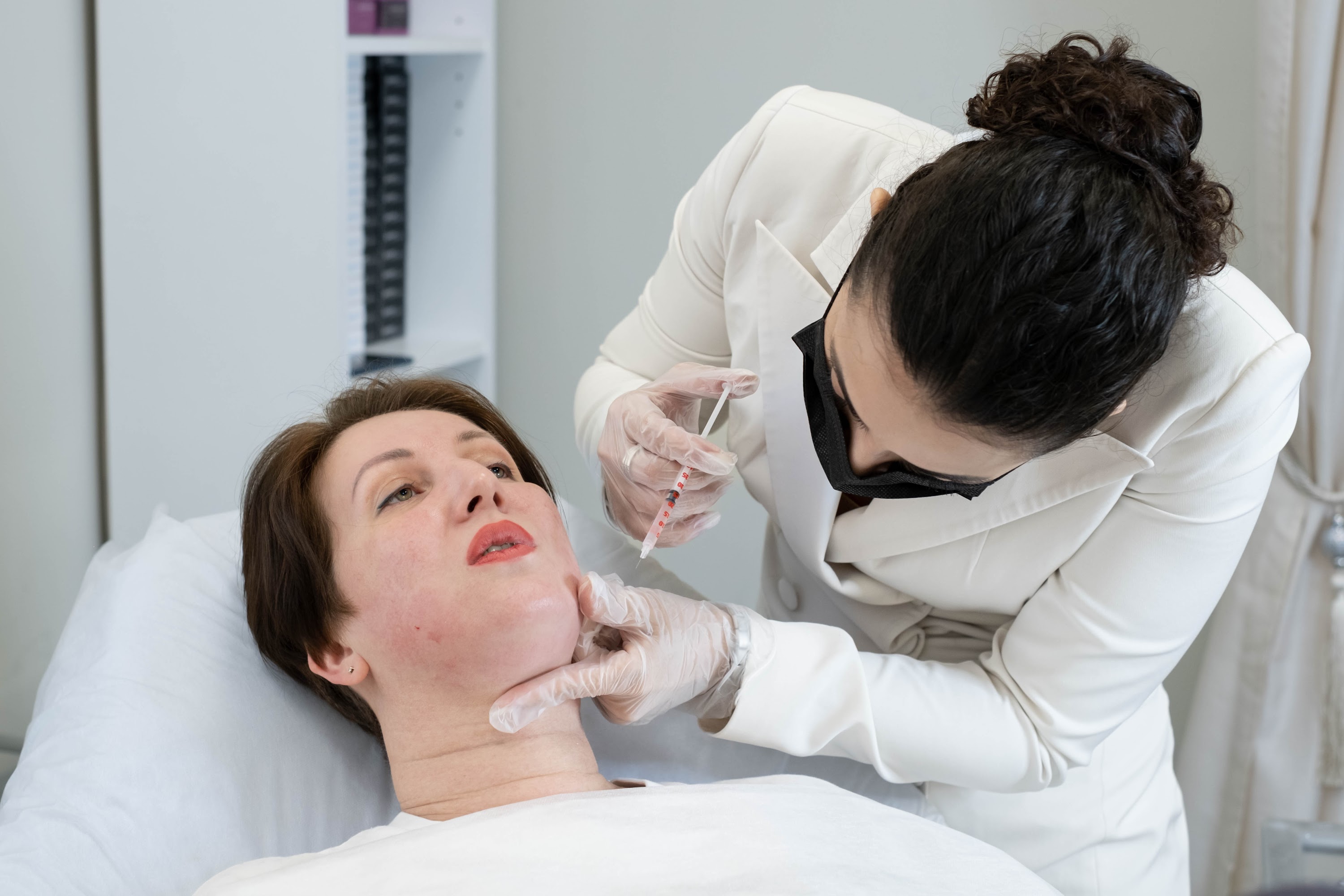 lipolytic-injection-to-reduce-double-chin-precisi-2024-05-02-21-39-12-utc.jpg