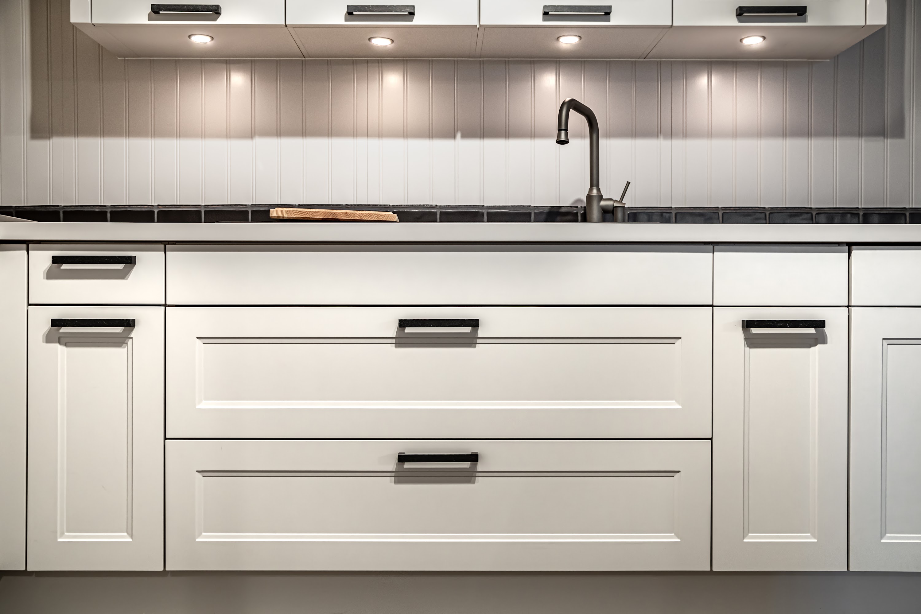 white-kitchen-cabinets-with-metal-pulls-or-knobs-o-2023-11-27-05-03-38-utc.jpg