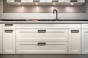 white-kitchen-cabinets-with-metal-pulls-or-knobs-o-2023-11-27-05-03-38-utc.jpg