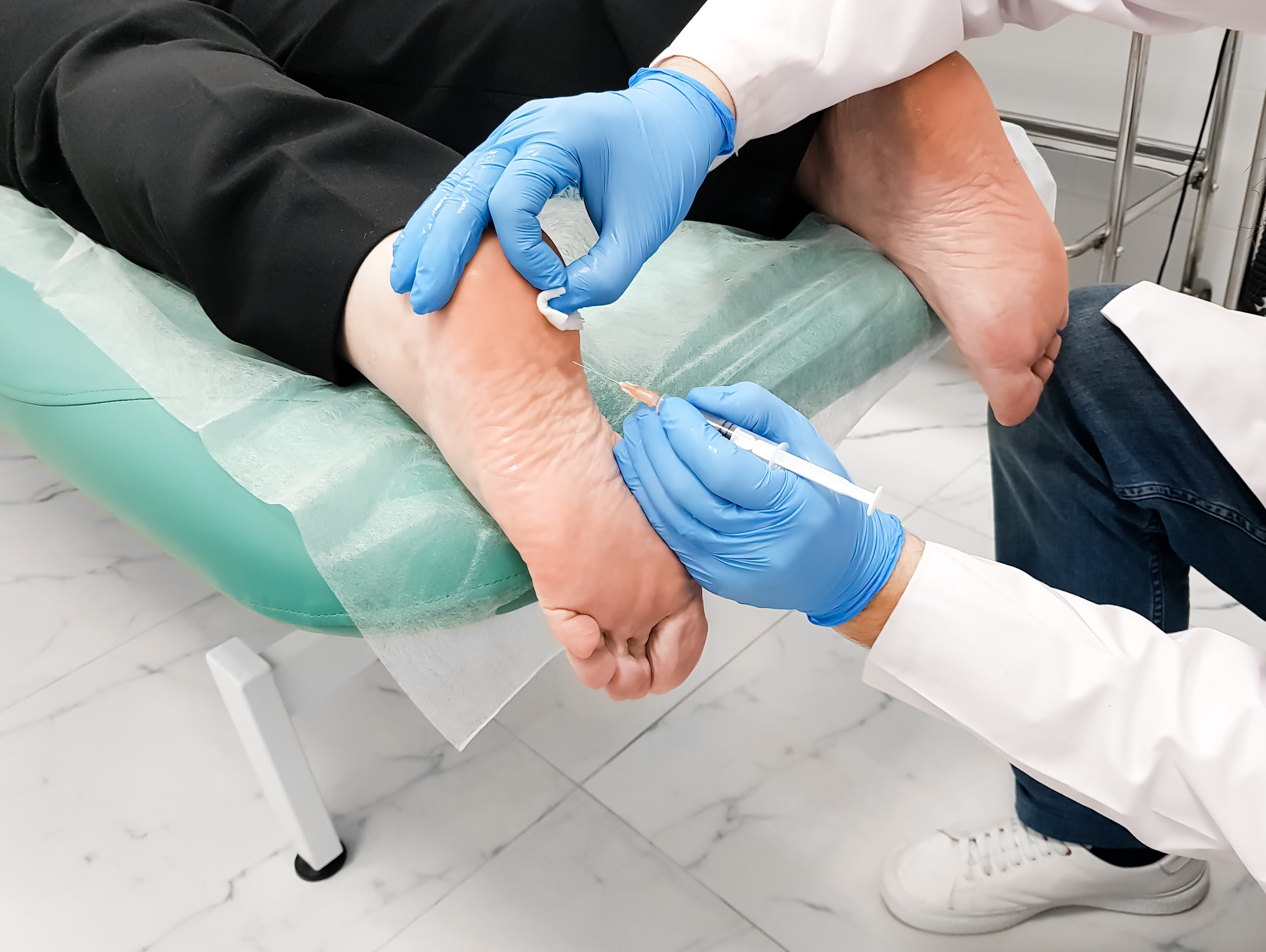 doctor-makes-injection-medical-blockade-of-hormona-2024-12-02-22-45-40-utc.jpg