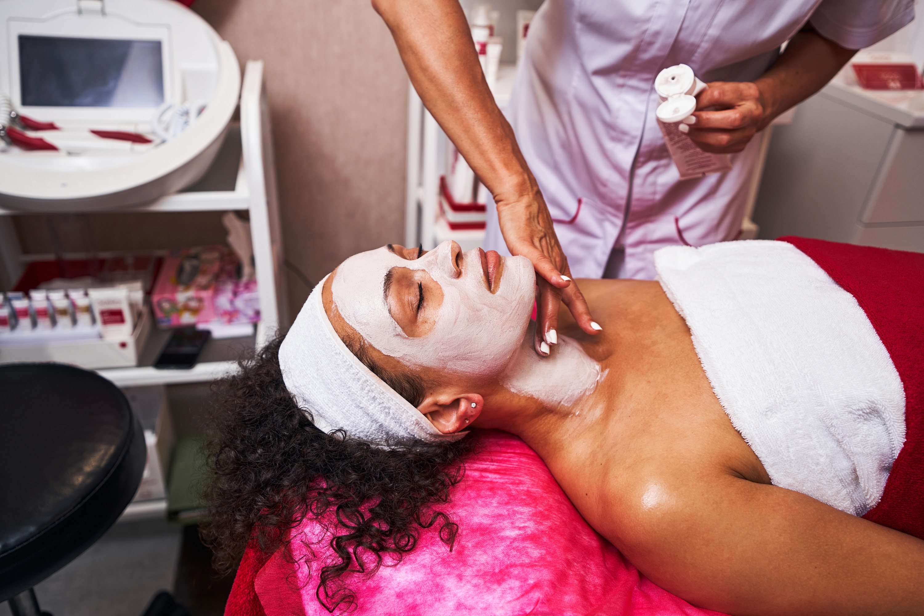 focused-photo-on-cosmetologist-putting-clay-mask-2023-11-27-05-26-01-utc.jpg
