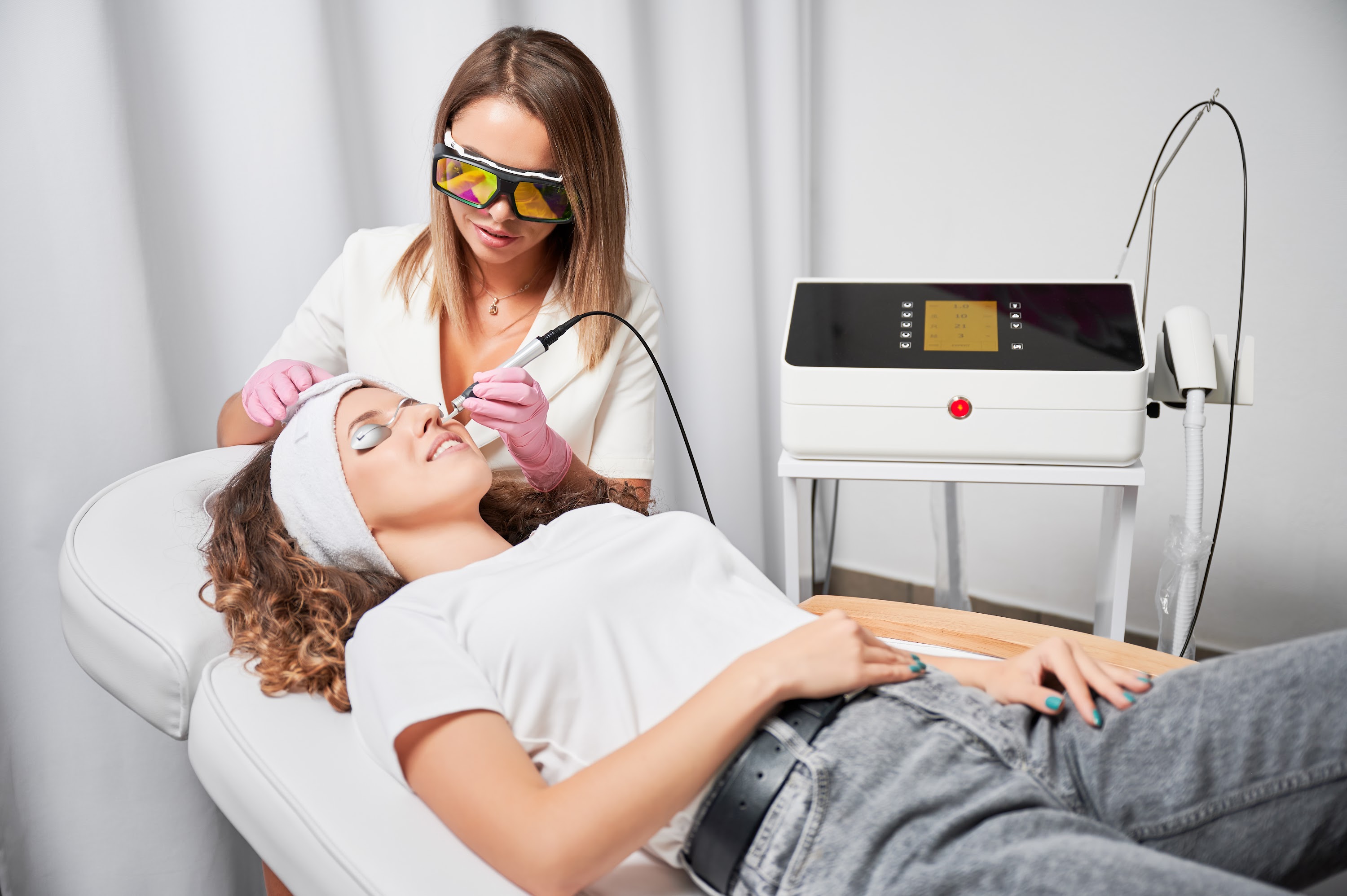 modern-hardware-cosmetology-laser-removal-of-smal-2023-11-27-05-31-22-utc.jpg
