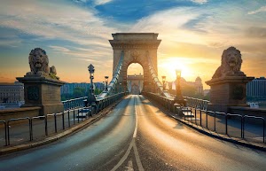 lions-on-chain-bridge-2023-11-27-04-57-57-utc.jpg