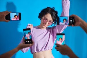 teenage-blogger-posing-for-photos-2023-11-27-05-09-59-utc.jpg