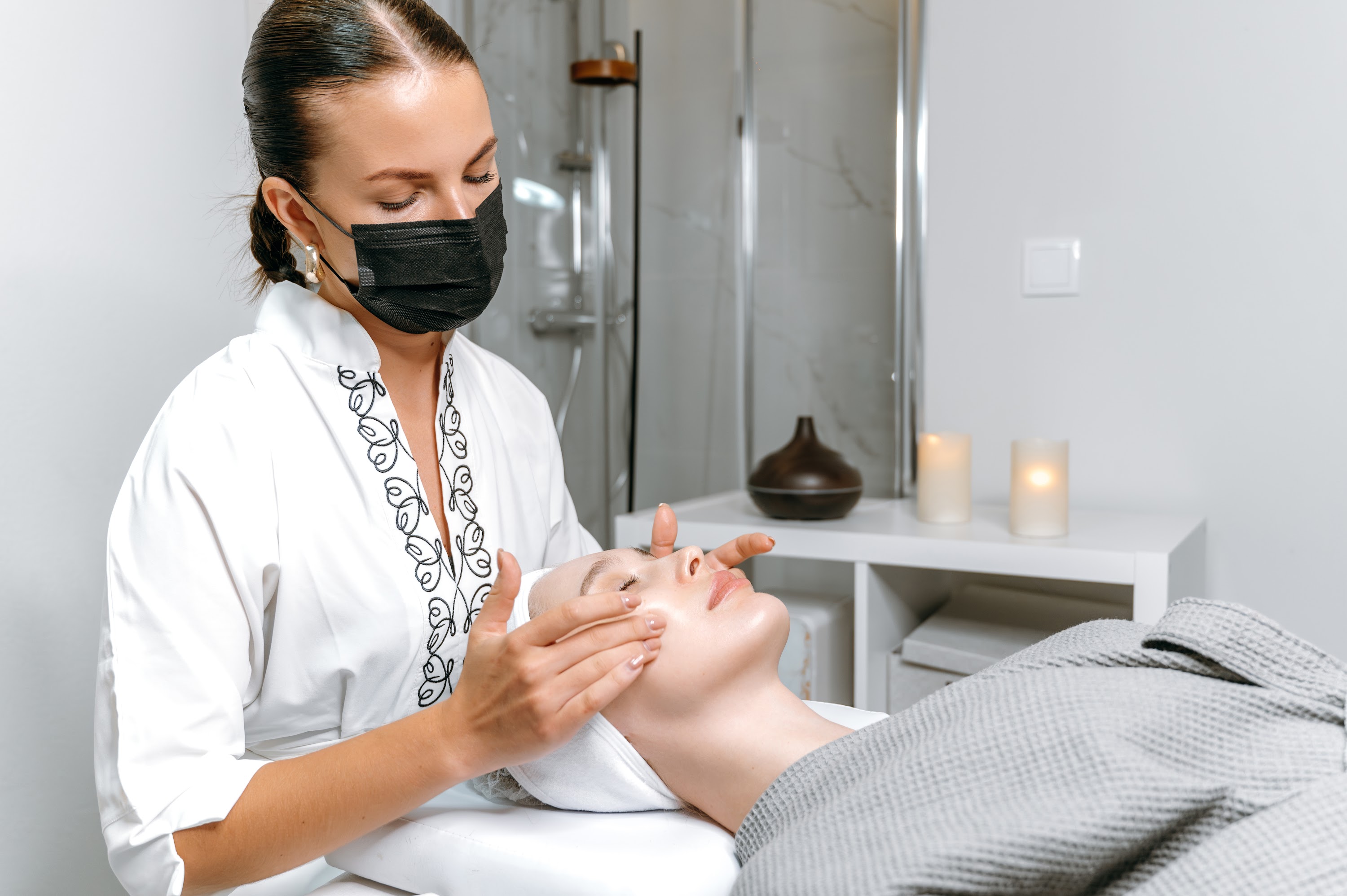 face-massage-beauty-routine-spa-day-beautiful-c-2023-11-27-05-30-45-utc.jpg