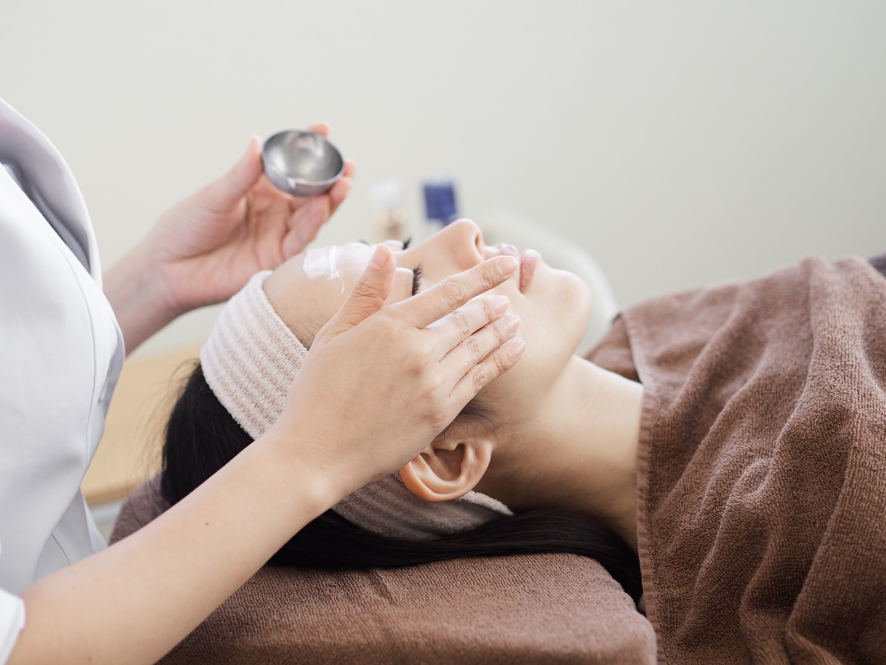 japanese-women-receiving-facial-care-2023-11-27-04-59-24-utc.jpg