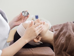 japanese-women-receiving-facial-care-2023-11-27-04-59-24-utc.jpg