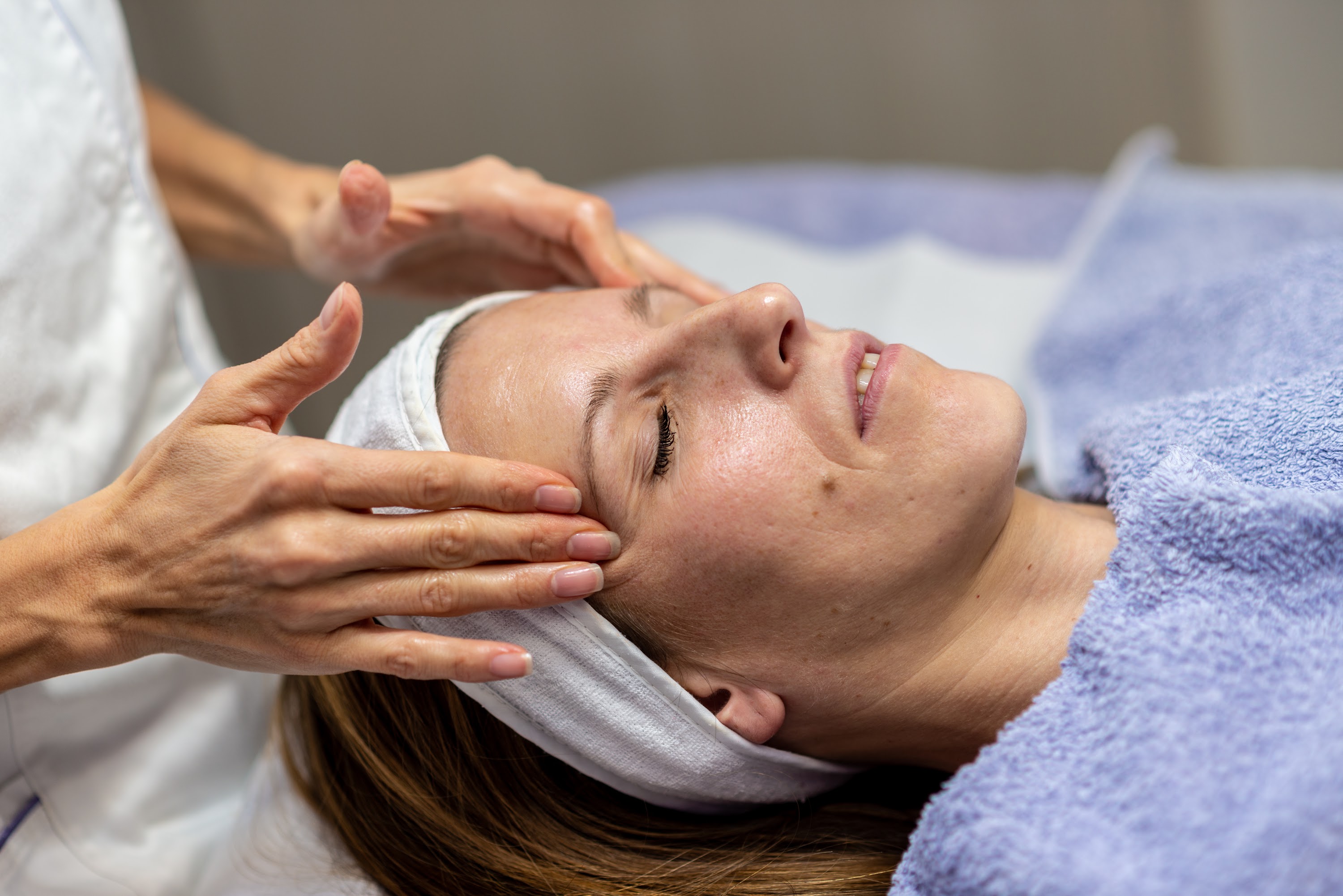 young-brunette-enjoying-cleansing-facial-massage-2023-11-27-05-14-36-utc.jpg