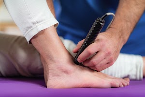 laser-physical-therapy-physical-therapist-treatin-2024-10-18-09-57-58-utc.jpg