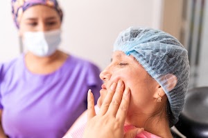 dental-patient-expressing-oral-discomfort-to-atten-2024-03-27-16-04-44-utc.jpg