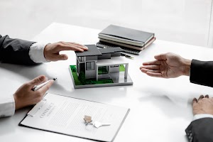 real-estate-agents-explain-models-of-housing-estat-2025-01-16-23-13-45-utc.jpg