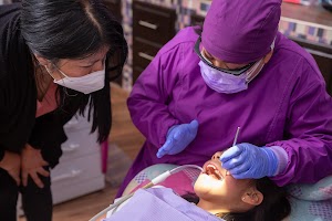 mexican-female-dentist-explaining-the-dental-probl-2025-02-02-23-41-33-utc.jpg