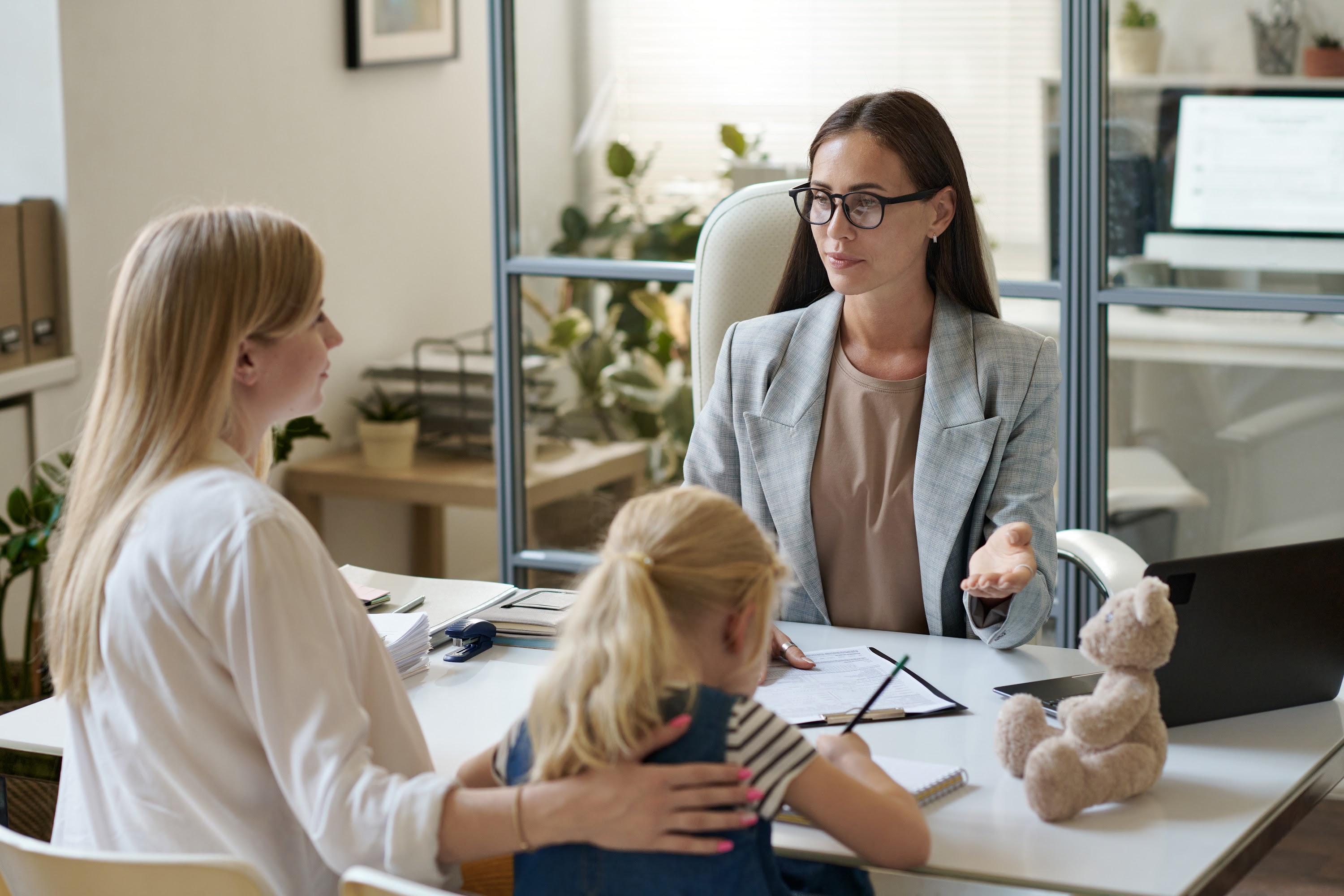 social-worker-talking-to-single-mom-with-child-2025-03-18-22-12-36-utc.jpg