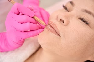 marking-the-lips-of-a-client-before-the-procedure-2024-10-21-14-19-22-utc.jpg