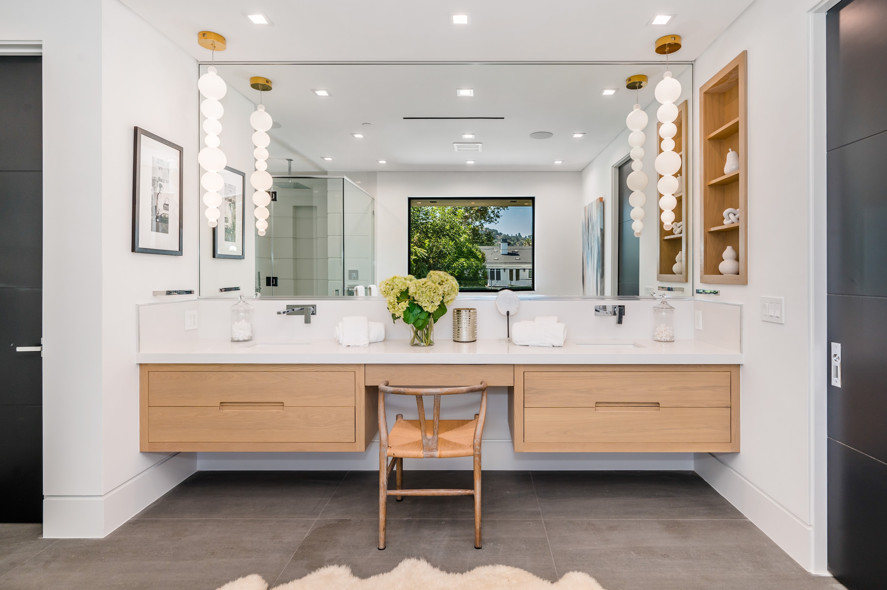 a-large-modern-bathroom-with-two-sinks-an-vanity-2025-02-10-06-16-18-utc.jpg