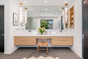 a-large-modern-bathroom-with-two-sinks-an-vanity-2025-02-10-06-16-18-utc.jpg