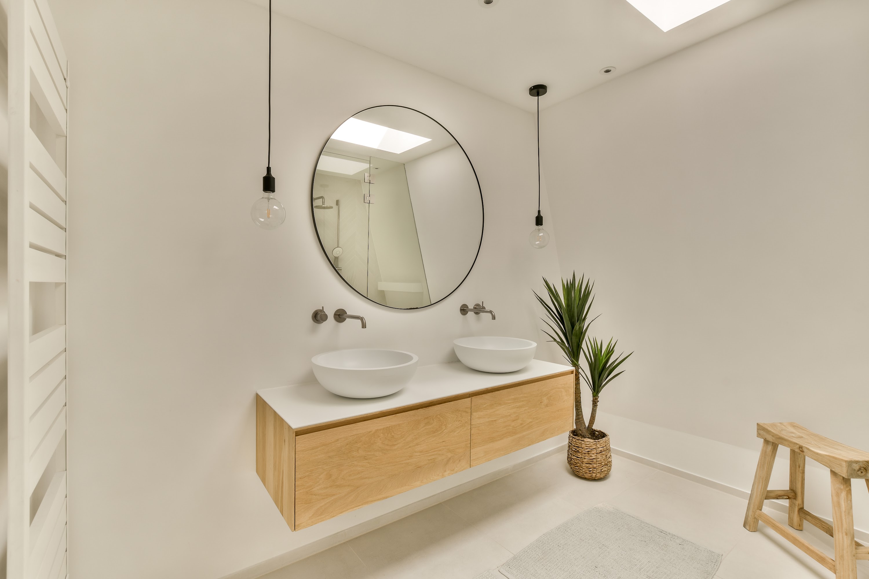a-white-bathroom-with-two-sinks-and-a-mirror-2025-02-10-13-21-27-utc.jpg