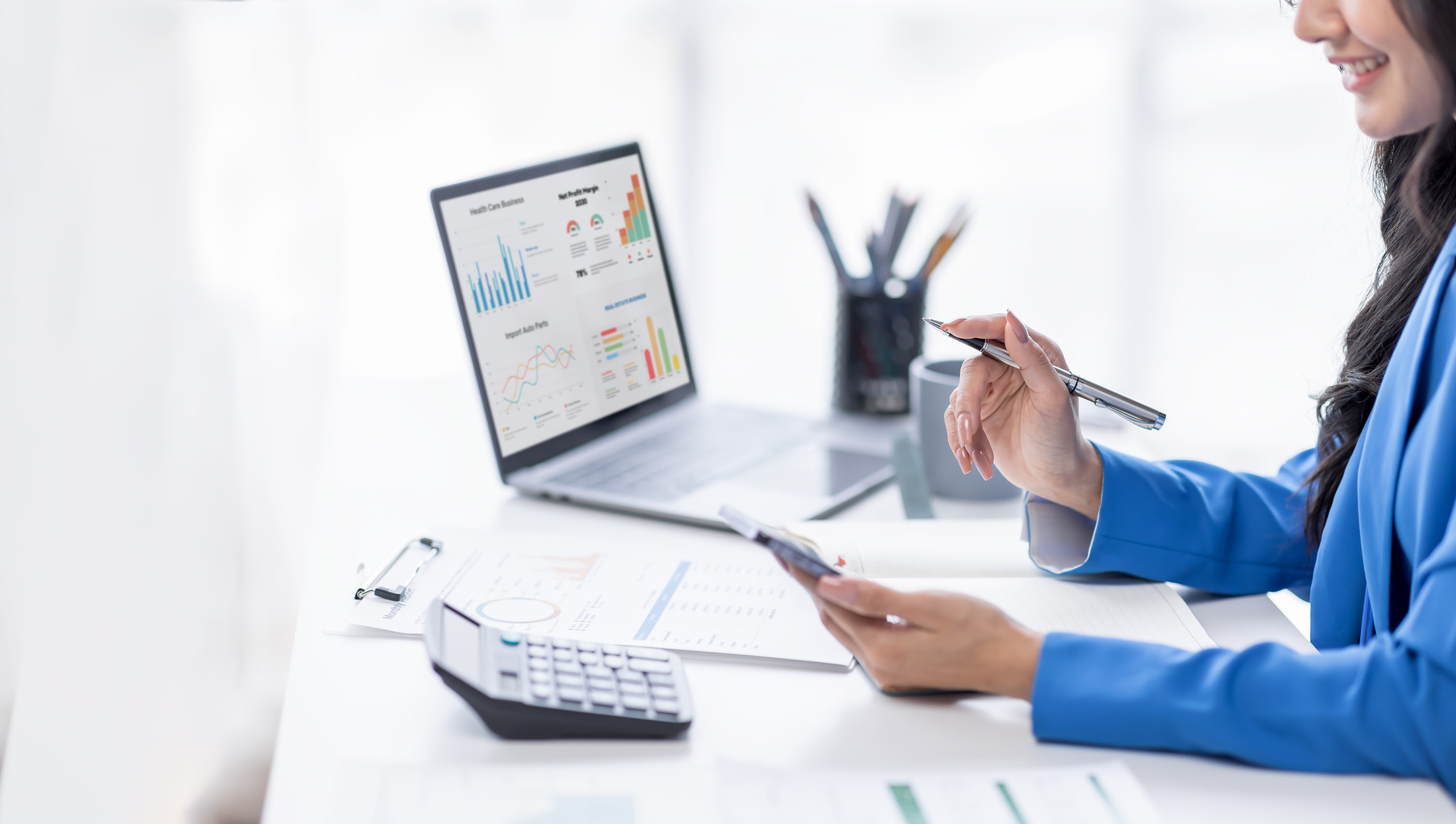 financial-businesswomen-analyze-the-graph-of-the-c-2025-02-21-01-53-44-utc.jpg
