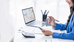 financial-businesswomen-analyze-the-graph-of-the-c-2025-02-21-01-53-44-utc.jpg