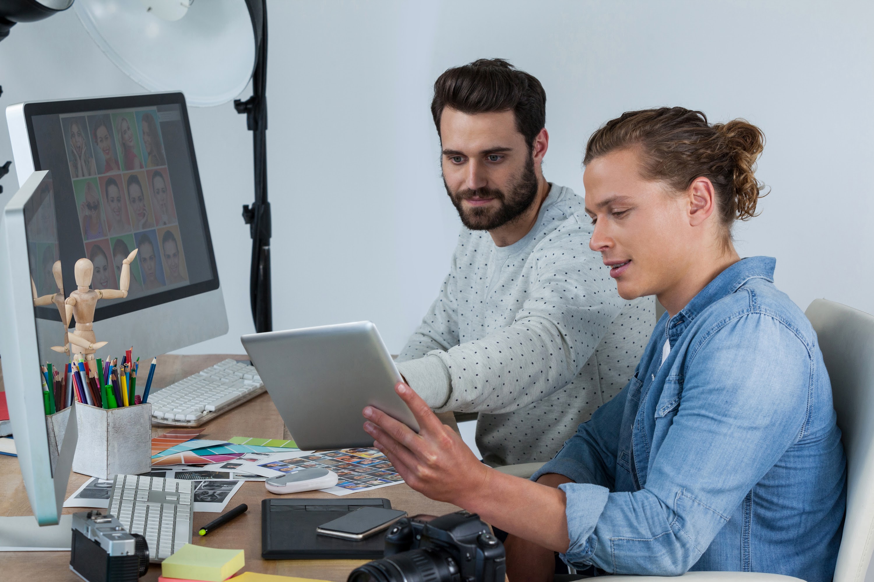 photographers-working-together-at-the-desk-2025-04-05-02-55-12-utc.jpg