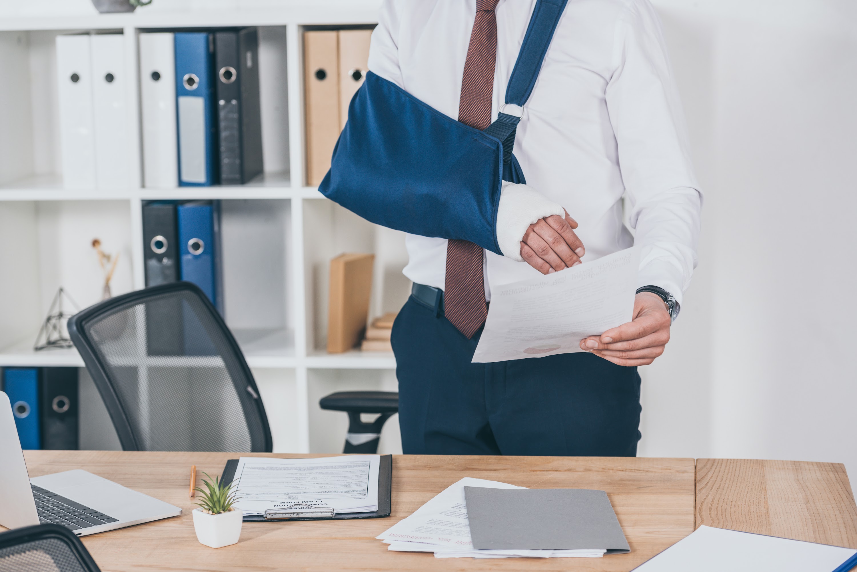 cropped-view-of-worker-with-broken-arm-in-bandage-2024-11-18-04-42-11-utc.jpg