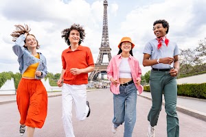 group-of-young-happy-friends-visiting-paris-and-ei-2025-03-14-02-08-38-utc.jpg