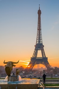 the-eiffel-tower-at-sunrise-in-paris-2025-02-10-08-07-10-utc.jpg