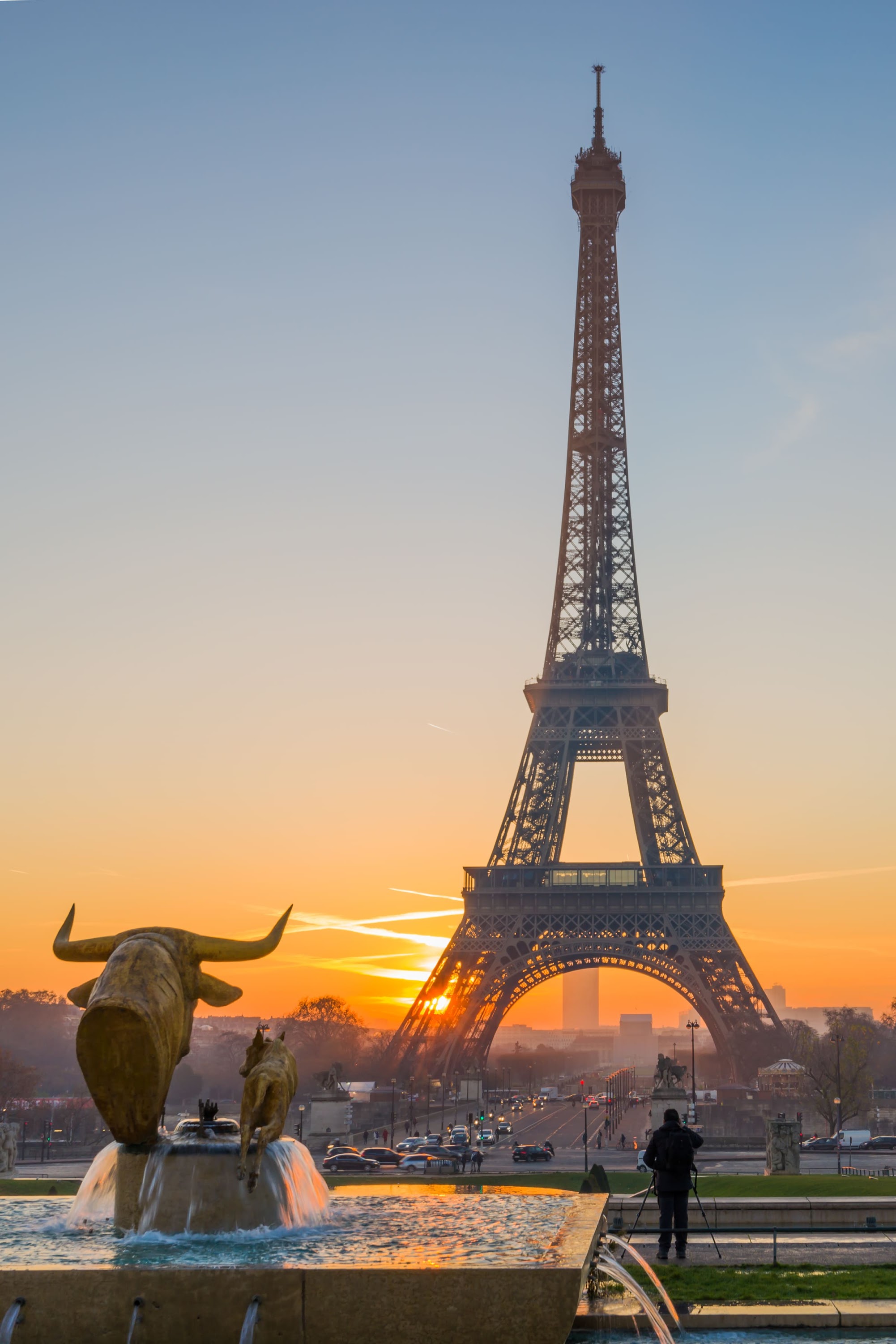 the-eiffel-tower-at-sunrise-in-paris-2025-02-10-08-07-10-utc.jpg