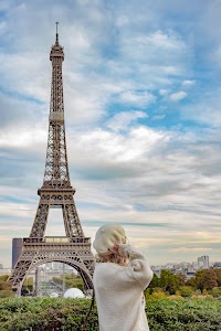 woman-photographing-2024-12-03-18-03-16-utc.jpg